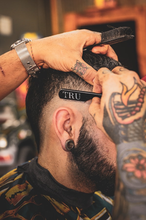 Friseur bei der Arbeit bei RAID Royal Studios